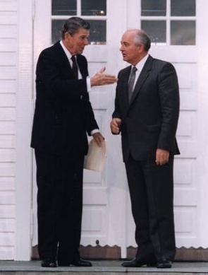 Foto de Reagan e Gorbachev conversando