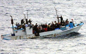 Foto de refugiados num barco