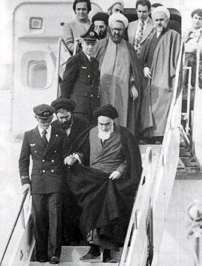 Foto mostrando o aiatol&aacute; Khomeini retornando, saindo do avi&atilde;o, para o Ir&atilde;