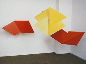 Obra feita com dobraduras nas cores vemelha e amarela sobre um fundo branco