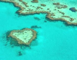 Foto aérea do relevo marinho numa região da costa australiana