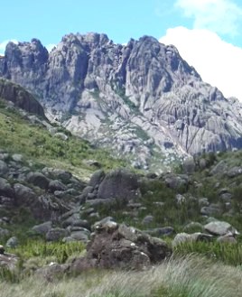 Foto do Parque do Itatiaia com montanha no destaque