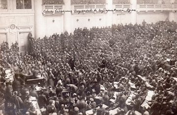 Foto antiga mostrando uma reuni&atilde;o com muitas pessoas