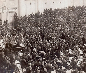 Foto antiga mostrando uma reuni&atilde;o com muitas pessoas