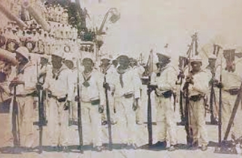Marinheiros e um navio tomado durante a Revolta da Chibata