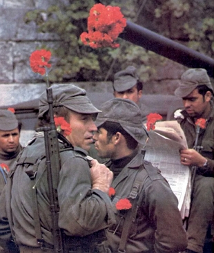 Imagem mostrando soldados portugueses com cravos vermelhos em suas armas