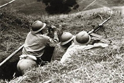 Soldados paulistas numa trincheira durante a Revolução Constitucionalista de 1932