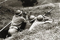 Soldados paulistas numa trincheira durante a Revolu&ccedil;&atilde;o Constitucionalista de 1932