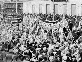 Manifesta&ccedil;&atilde;o de civis e soldados na Revolu&ccedil;&atilde;o Russa de 1917