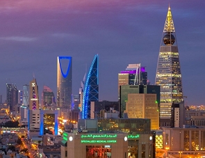 Foto noturna da cidade de Riad mostrando pr&eacute;dios modernos iluminados
