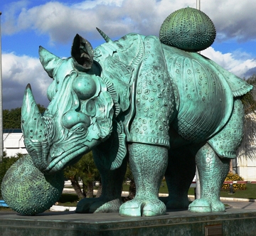 Rinoceronte vestido con puntillas, escultura de Dal&iacute;