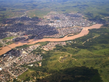 Imagem a&eacute;rea do rio Doce na cidade mineira de Governador Valadares