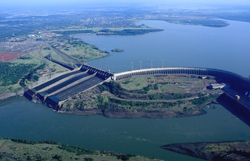 Foto do rio Paran&aacute; com Usina de Itaip&uacute;