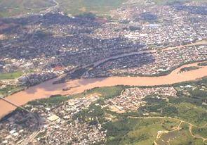 Imagem aérea do rio Doce na cidade mineira de Governador Valadares