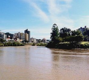 Foto do rio Itajaí-açu em Blumenau