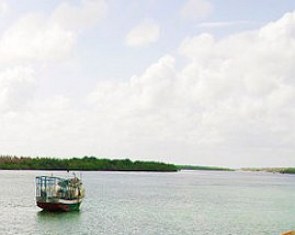 Foto de um barco no Rio Jaguaribe