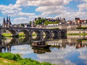 Rio Loire na Fran&ccedil;a com ponte, barco e casas.