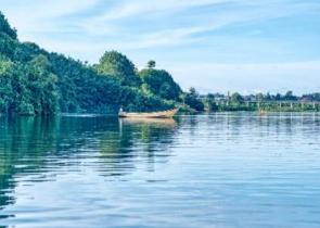 Imagem do rio Nilo com um barco