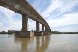 Ponte sobre o rio Paraguai na cidade de C&aacute;ceres, Mato Grosso