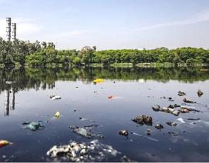 Rio polu&iacute;do com lixo dentro dele