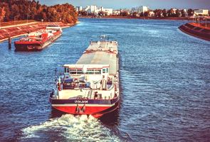 Barcos de transporte no rio Reno