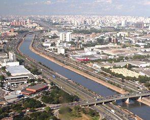 Foto aérea do rio Tietê na cidade de São Paulo