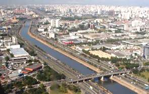 Imagem aérea do rio Tietê na cidade de São Paulo