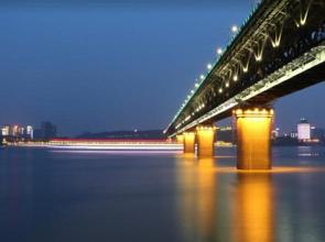 Foto Noturna do rio Yangtzé em Wuhan, China
