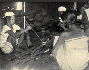 Foto de um ritual xam&acirc;nico sendo realizado