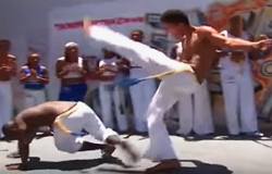 Capoeiristas numa roda de Capoeira no Brasil