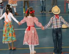 Crianças numa roda de quadrilha na Festa Junina