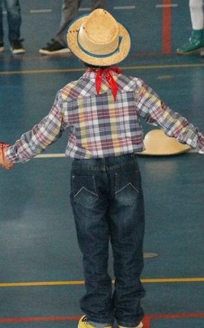 Homem de chap&eacute;u de palha e camisa xadrez
