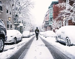 Dia de neve em Londres com carros cobertos de neve