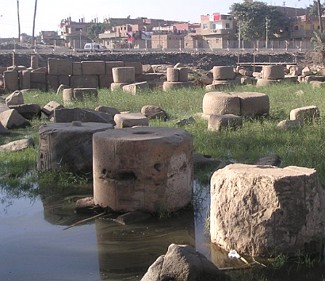 Foto das ru&iacute;nas da cidade de M&ecirc;nfis