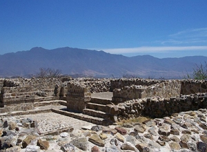 Foto de ru&iacute;nas de constru&ccedil;&otilde;es da cidade de Monte Alb&aacute;n
