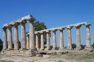 Ru&iacute;nas do templo da deusa Hera, mostrando apenas as colunas que sobraram