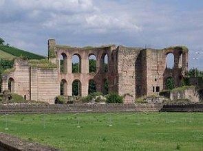 Ru&iacute;nas de uma constru&ccedil;&atilde;o antiga com arcos