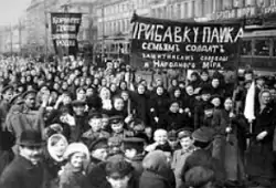 Manifestação de civis e militares na Rússia, em 1917.