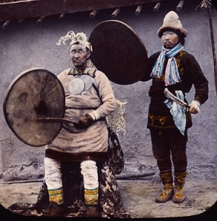 Foto antiga de um xam&atilde; e seu assistente