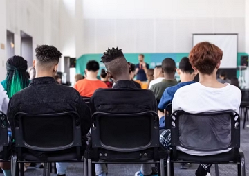 Professor dando aula para alunos numa sala de aula