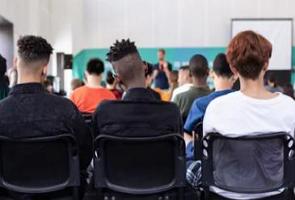 Professor dando aula para alunos numa sala de aula