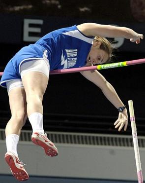 Atleta saltando no esporte salto com vara