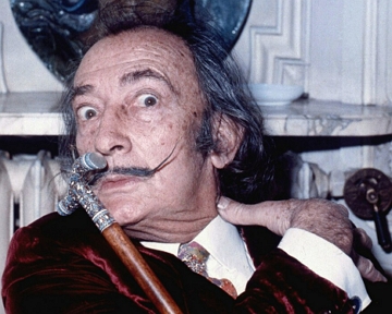 Foto de Salvador Dal&iacute; jovem, de bigode e cabelo curto escuro.