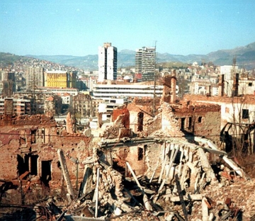 Cidade de Saravejo destru&iacute;da durante a Guerra da B&oacute;snia