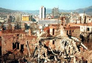Cidade de Saravejo destru&iacute;da durante a Guerra da B&oacute;snia