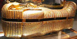 Foto do sarcófago de ouro do faraó Tutancâmon