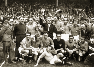 Sele&ccedil;&atilde;o italiana comemorando a conquista da Copa de 1938