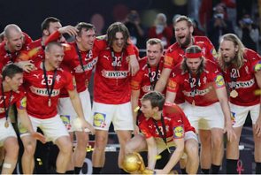 Jogadores da seleção de Handebol da Dinamarca comemorando o título mundial