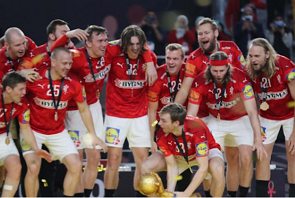 Jogadores da sele&ccedil;&atilde;o de Handebol da Dinamarca comemorando o t&iacute;tulo mundial