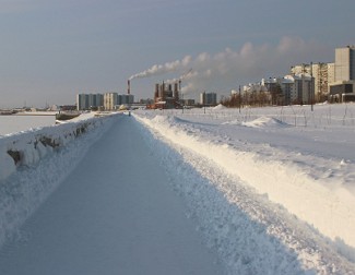 Foto de uma cidade na Sib&eacute;ria com presen&ccedil;a de neve nas ruas